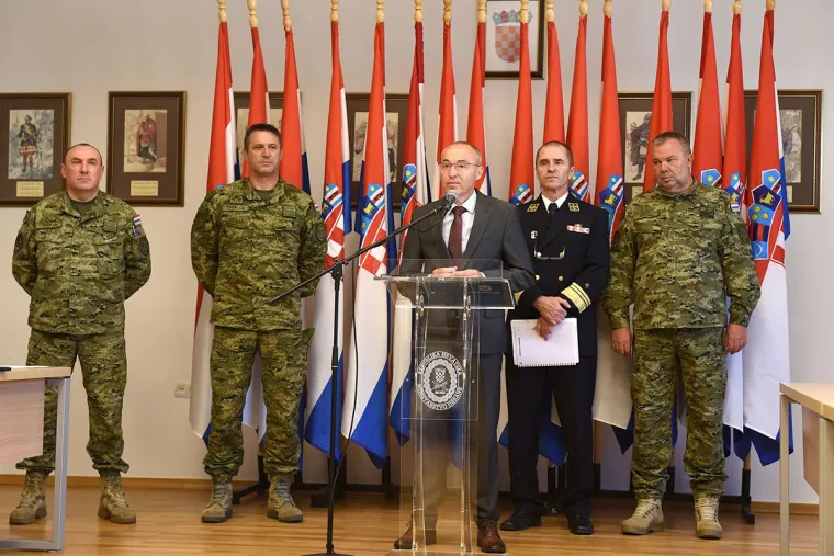 Bomba&scaron; na motoru se zaletio u vozilo s hrvatskim vojnicima: Josip (27) iz Sesveta je preminuo, dvojica su ozlijeđena