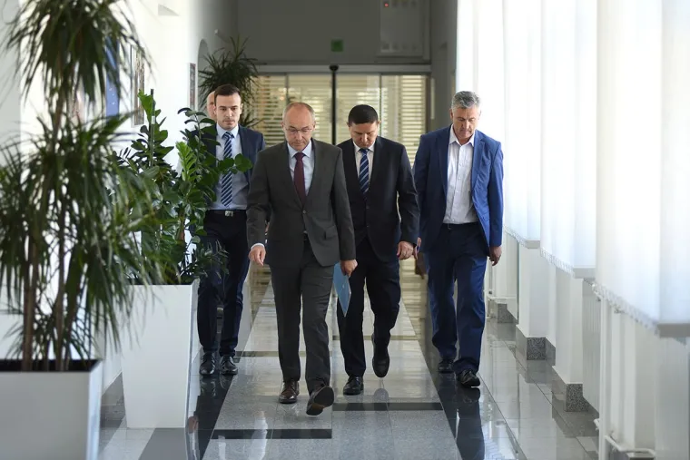 Bomba&scaron; na motoru se zaletio u vozilo s hrvatskim vojnicima: Josip (27) iz Sesveta je preminuo, dvojica su ozlijeđena