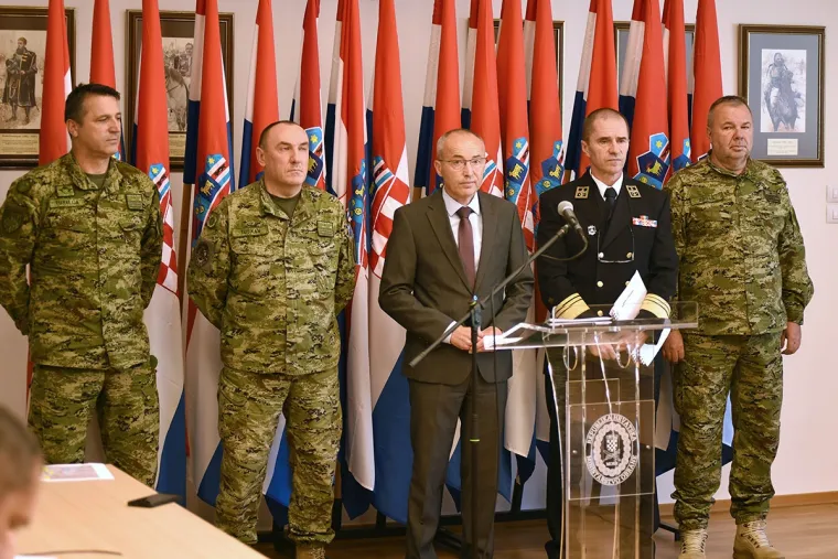 Bomba&scaron; na motoru se zaletio u vozilo s hrvatskim vojnicima: Josip (27) iz Sesveta je preminuo, dvojica su ozlijeđena