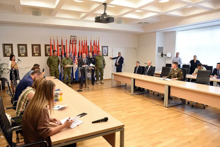 Bomba&scaron; na motoru se zaletio u vozilo s hrvatskim vojnicima: Josip (27) iz Sesveta je preminuo, dvojica su ozlijeđena