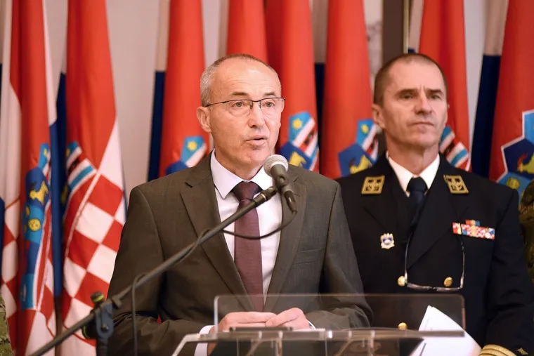 Bomba&scaron; na motoru se zaletio u vozilo s hrvatskim vojnicima: Josip (27) iz Sesveta je preminuo, dvojica su ozlijeđena