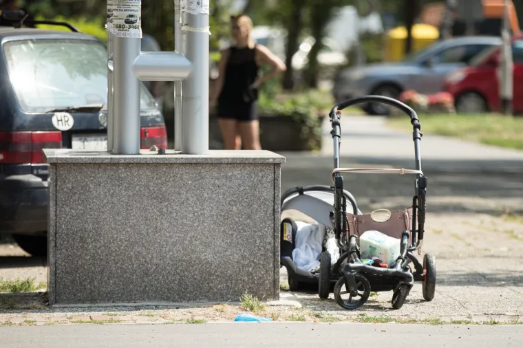 Auto naletio na majku koja je dojila bebu, oboje su te&scaron;ko ozlijeđeni