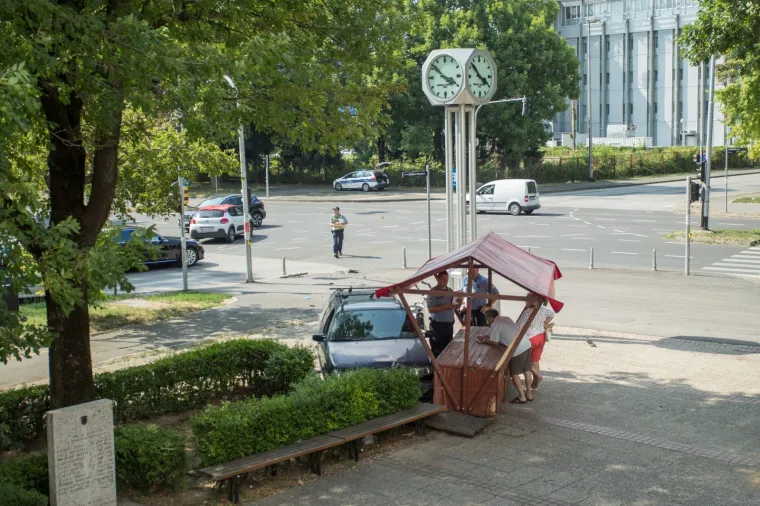 STRAVIČAN SUDAR U NOVOM ZAGREBU: Nakon kolizije vozila jedno se odbilo u baku, majku i bebu u kolicima