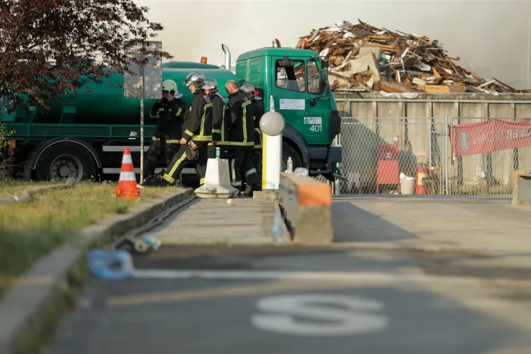 Novi Zagreb smrdi po paljevini, zrak pun dima: 'Ovo je stvarno užas! Nikada ne&scaron;to ovakvo nisam vidio'