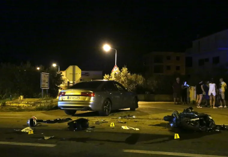 Stravične slike s mjesta nesreće kod &Scaron;ibenika: Sudar dva motora i auta, motociklist umro od te&scaron;kih ozljeda