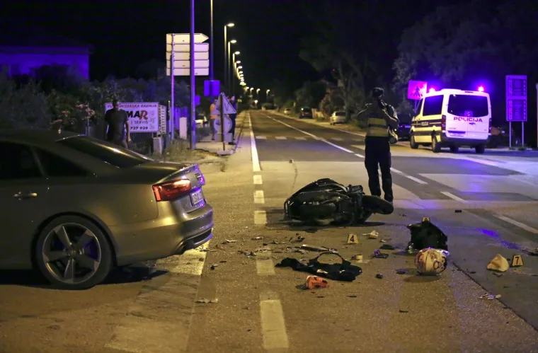Stravične slike s mjesta nesreće kod &Scaron;ibenika: Sudar dva motora i auta, motociklist umro od te&scaron;kih ozljeda