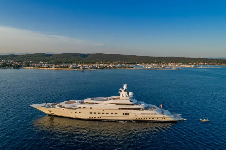 Igračka milijardera! Jadranom plovi luksuzna jahta kineskog bogata&scaron;a. Prije su na njoj uživali Abramovič i saudijski poslovnjak