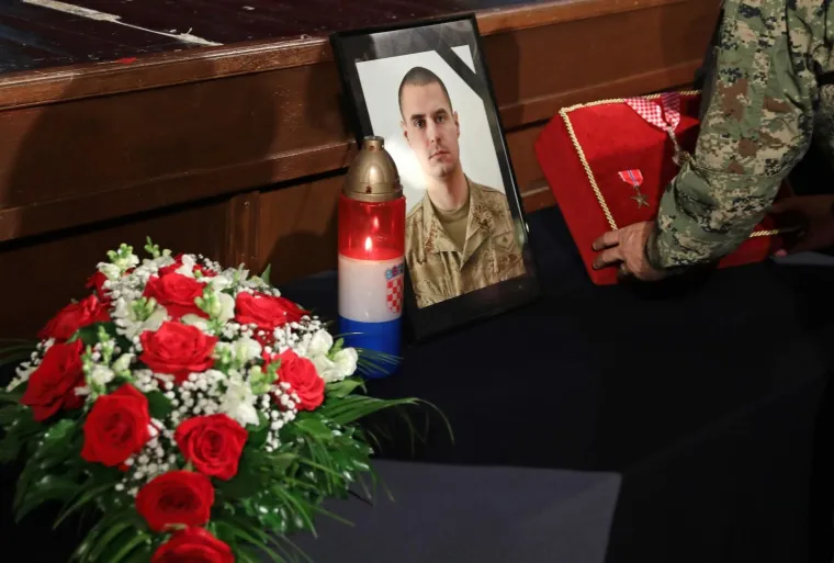 Komemoracija poginulom hrvatskom vojniku: Obitelj, prijatelji i kolege odaju počast Josipu Briškom