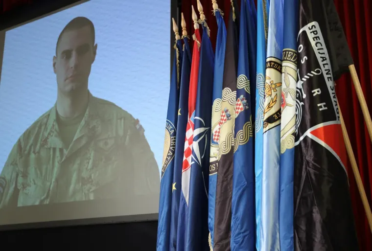 Komemoracija poginulom hrvatskom vojniku: Obitelj, prijatelji i kolege odaju počast Josipu Bri&scaron;kom