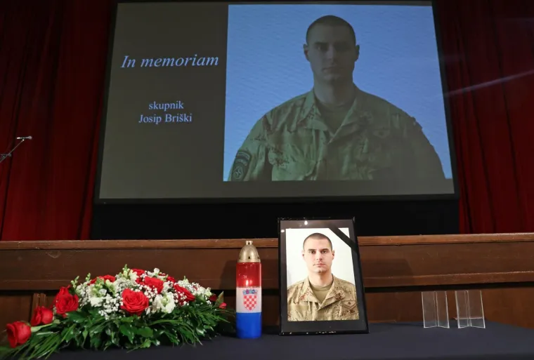 Komemoracija poginulom hrvatskom vojniku: Obitelj, prijatelji i kolege odaju počast Josipu Bri&scaron;kom