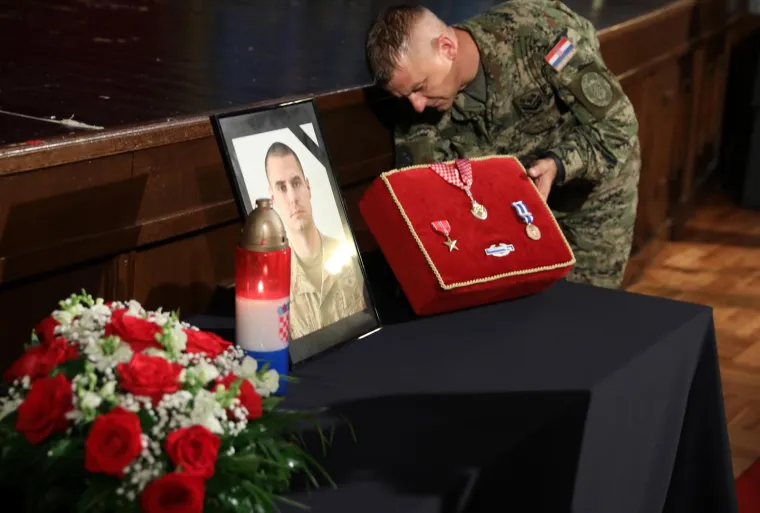 Komemoracija poginulom hrvatskom vojniku: Obitelj, prijatelji i kolege odaju počast Josipu Bri&scaron;kom