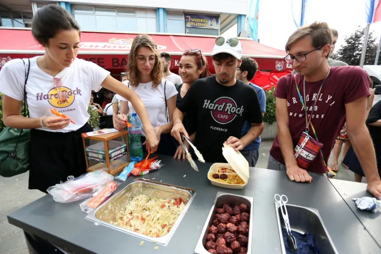 Ručak za sve! Karlovčani uživali u besplatnim veganskim slasticama