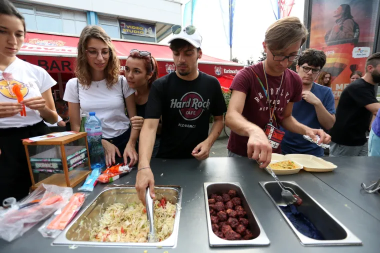 Ručak za sve! Karlovčani uživali u besplatnim veganskim slasticama