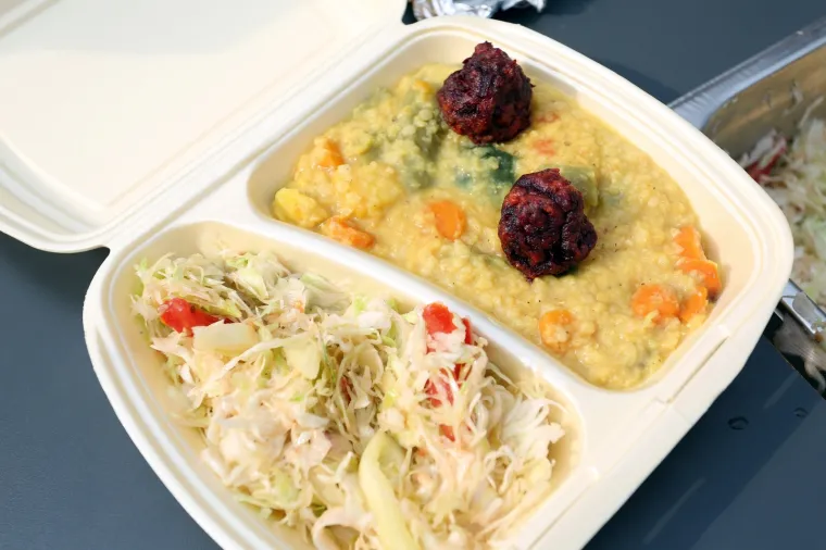 Ručak za sve! Karlovčani uživali u besplatnim veganskim slasticama