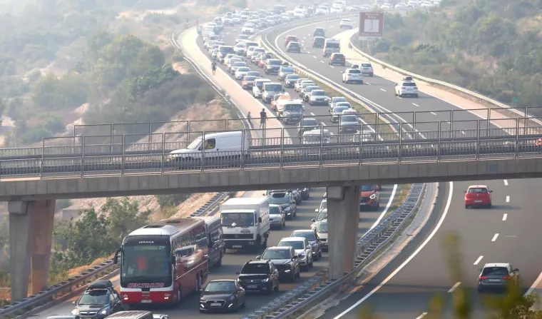 FOTO Kilometarska kolona na autocesti: Zbog požara nastala ogromna gužva na A1