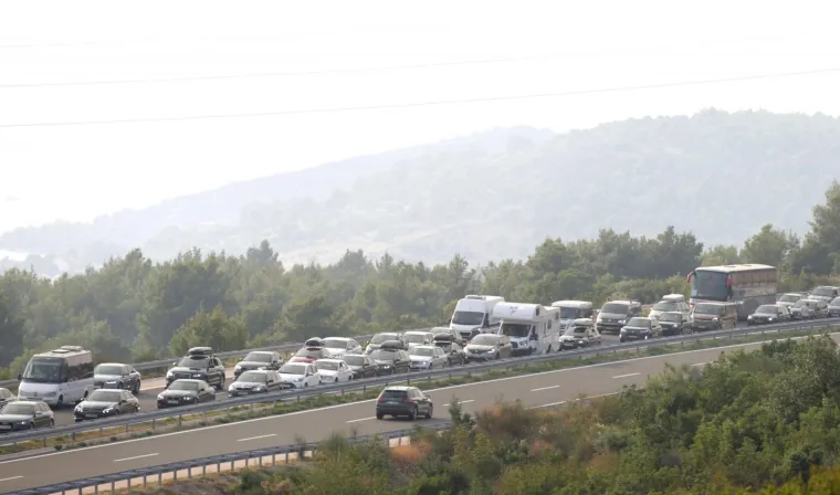 FOTO Kilometarska kolona na autocesti: Zbog požara nastala ogromna gužva na A1
