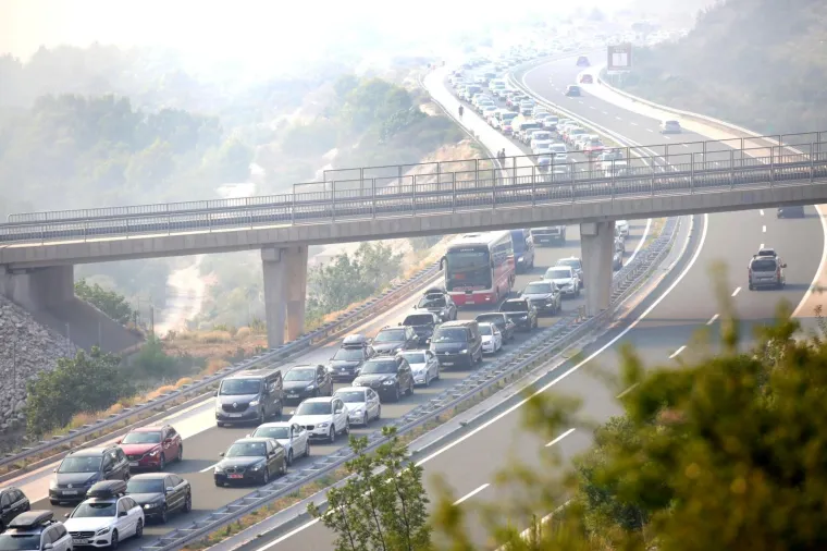 FOTO Kilometarska kolona na autocesti: Zbog požara nastala ogromna gužva na A1
