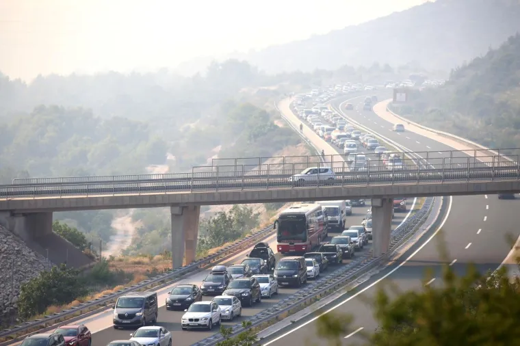 FOTO Kilometarska kolona na autocesti: Zbog požara nastala ogromna gužva na A1