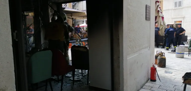 Pogledajte kako izgleda splitski restoran jutro nakon požara, vatrogasci čiste zgari&scaron;te