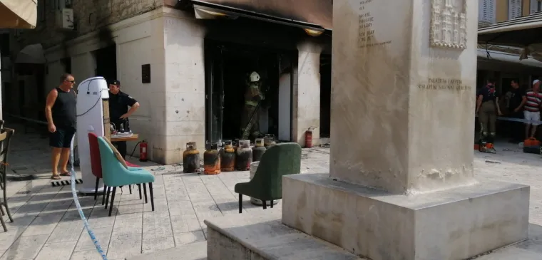 Pogledajte kako izgleda splitski restoran jutro nakon požara, vatrogasci čiste zgari&scaron;te