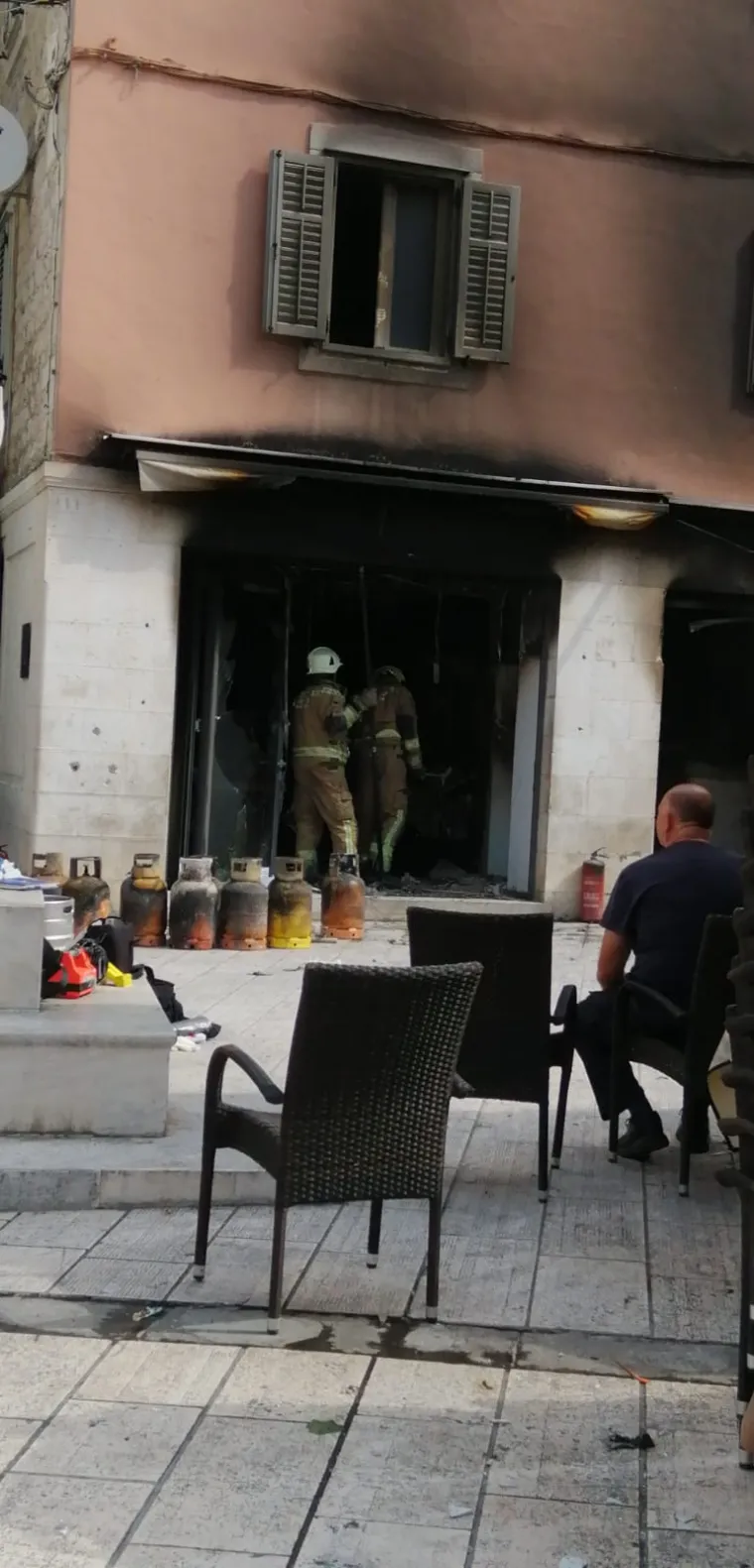 Pogledajte kako izgleda splitski restoran jutro nakon požara, vatrogasci čiste zgari&scaron;te
