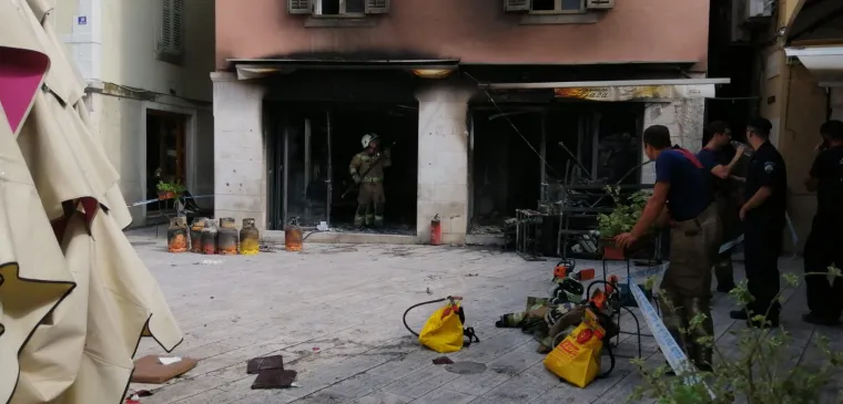 Pogledajte kako izgleda splitski restoran jutro nakon požara, vatrogasci čiste zgari&scaron;te