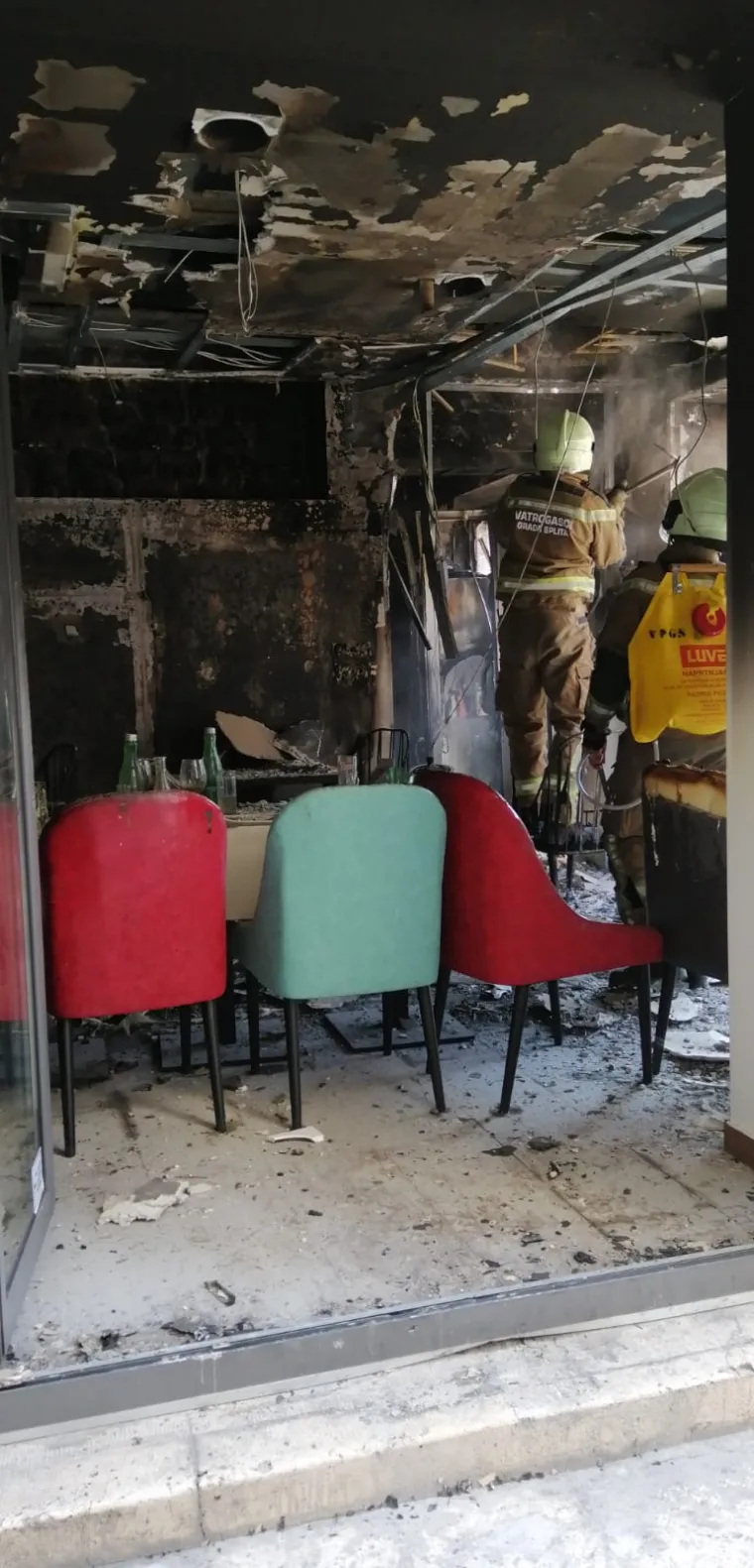 Pogledajte kako izgleda splitski restoran jutro nakon požara, vatrogasci čiste zgari&scaron;te