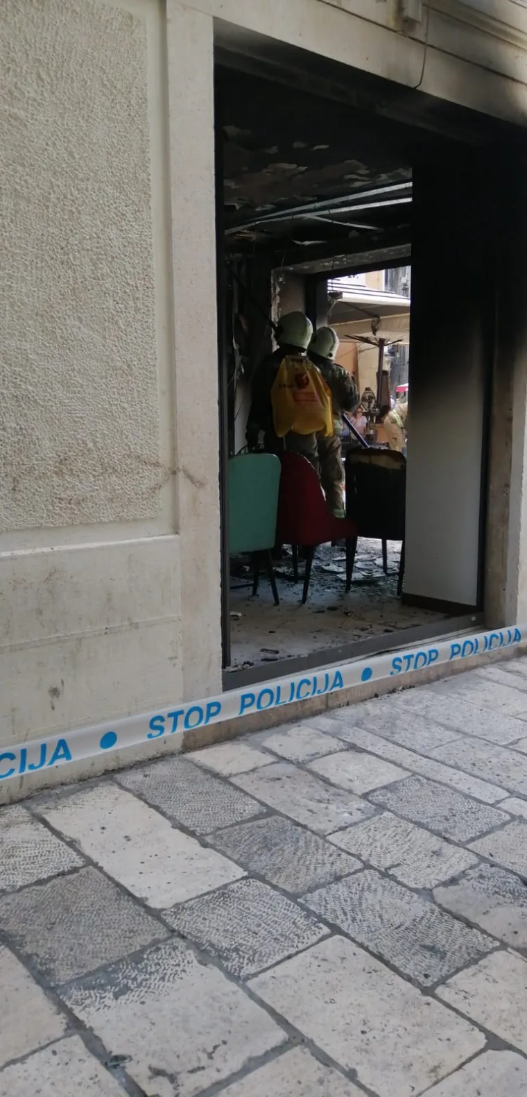 Pogledajte kako izgleda splitski restoran jutro nakon požara, vatrogasci čiste zgari&scaron;te