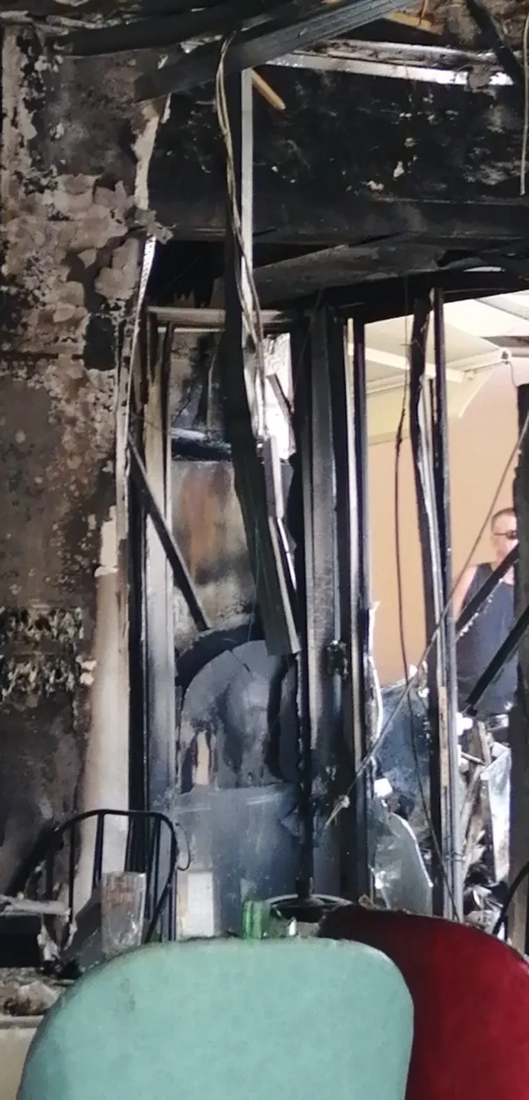 Pogledajte kako izgleda splitski restoran jutro nakon požara, vatrogasci čiste zgari&scaron;te