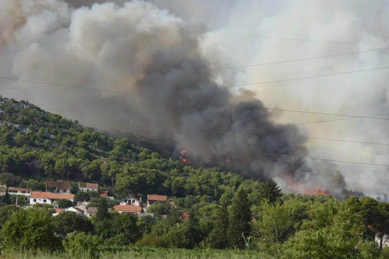FOTO Izbio veliki požar kod &Scaron;ibenika: Vatrogascima pomažu tri kanadera i tri air tractora