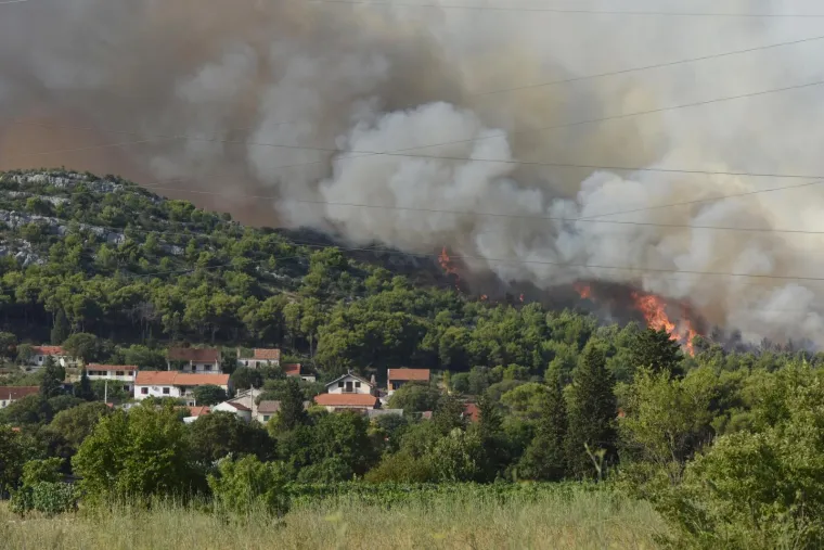 FOTO Izbio veliki požar kod &Scaron;ibenika: Vatrogascima pomažu tri kanadera i tri air tractora