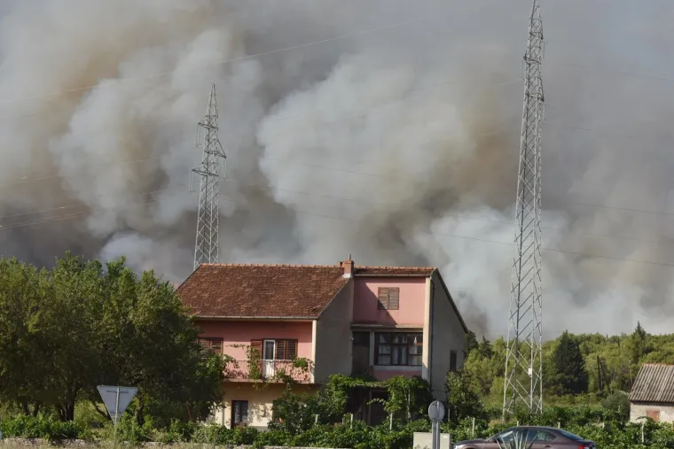 FOTO Izbio veliki požar kod &Scaron;ibenika: Vatrogascima pomažu tri kanadera i tri air tractora