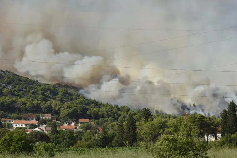 FOTO Izbio veliki požar kod &Scaron;ibenika: Vatrogascima pomažu tri kanadera i tri air tractora