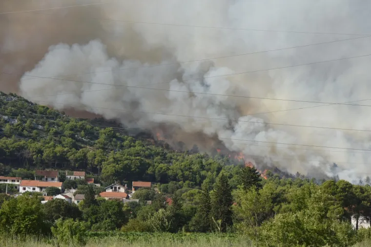 FOTO Izbio veliki požar kod &Scaron;ibenika: Vatrogascima pomažu tri kanadera i tri air tractora