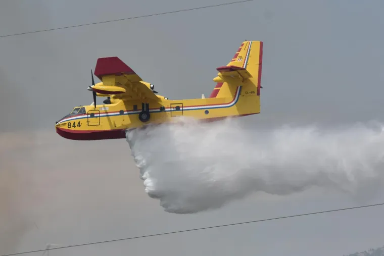 FOTO Izbio veliki požar kod &Scaron;ibenika: Vatrogascima pomažu tri kanadera i tri air tractora