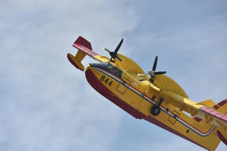 FOTO Izbio veliki požar kod &Scaron;ibenika: Vatrogascima pomažu tri kanadera i tri air tractora