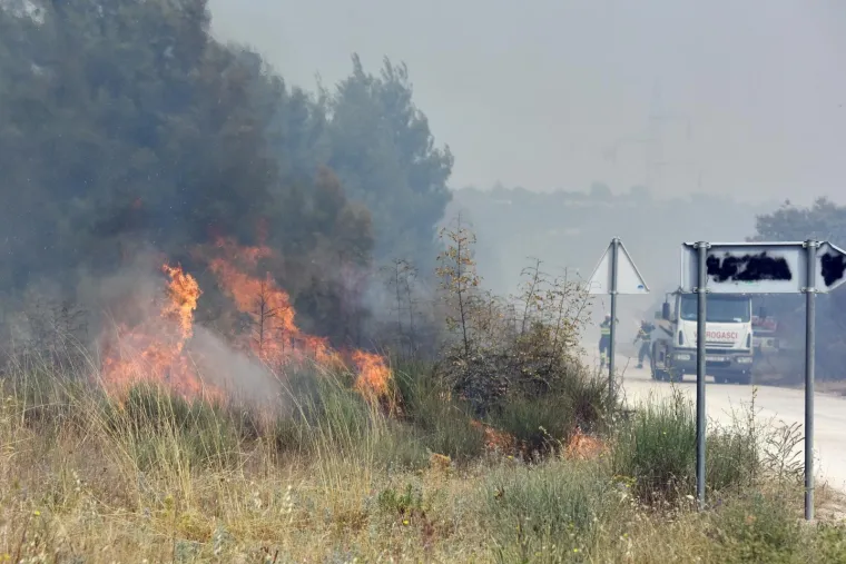 FOTO Izbio veliki požar kod &Scaron;ibenika: Vatrogascima pomažu tri kanadera i tri air tractora