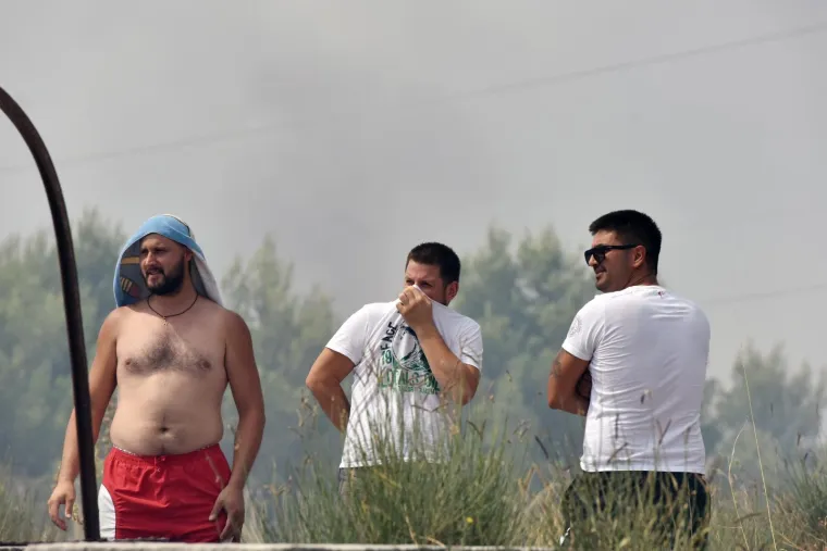 FOTO Izbio veliki požar kod &Scaron;ibenika: Vatrogascima pomažu tri kanadera i tri air tractora