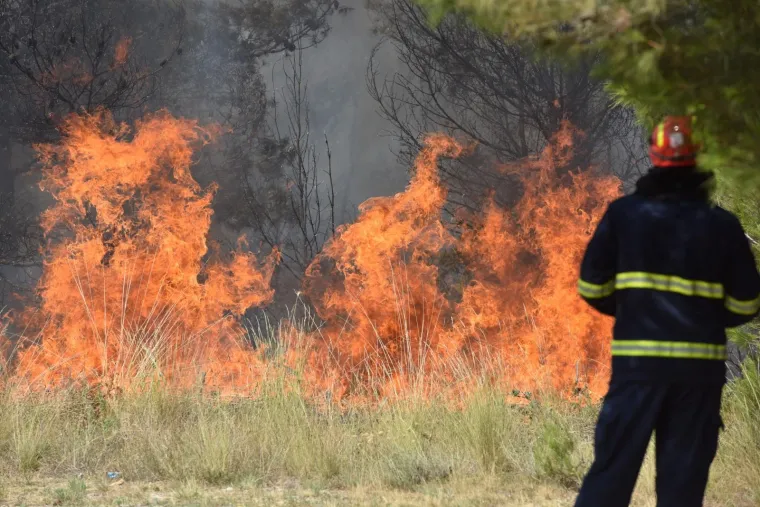 FOTO Izbio veliki požar kod &Scaron;ibenika: Vatrogascima pomažu tri kanadera i tri air tractora