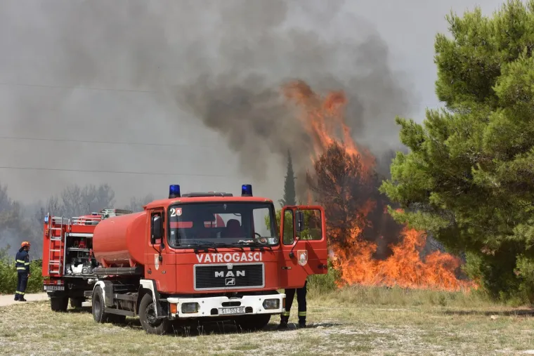 FOTO Izbio veliki požar kod &Scaron;ibenika: Vatrogascima pomažu tri kanadera i tri air tractora