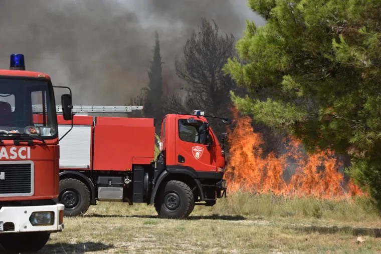 FOTO Izbio veliki požar kod &Scaron;ibenika: Vatrogascima pomažu tri kanadera i tri air tractora