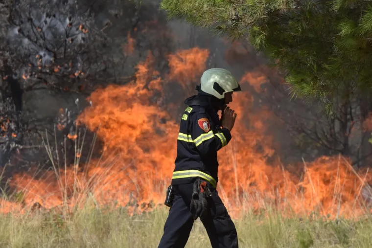 FOTO Izbio veliki požar kod &Scaron;ibenika: Vatrogascima pomažu tri kanadera i tri air tractora