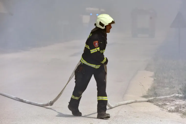 FOTO Izbio veliki požar kod &Scaron;ibenika: Vatrogascima pomažu tri kanadera i tri air tractora