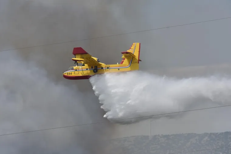 FOTO Izbio veliki požar kod &Scaron;ibenika: Vatrogascima pomažu tri kanadera i tri air tractora