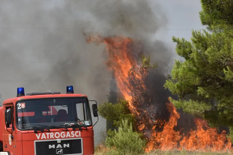 FOTO Izbio veliki požar kod &Scaron;ibenika: Vatrogascima pomažu tri kanadera i tri air tractora