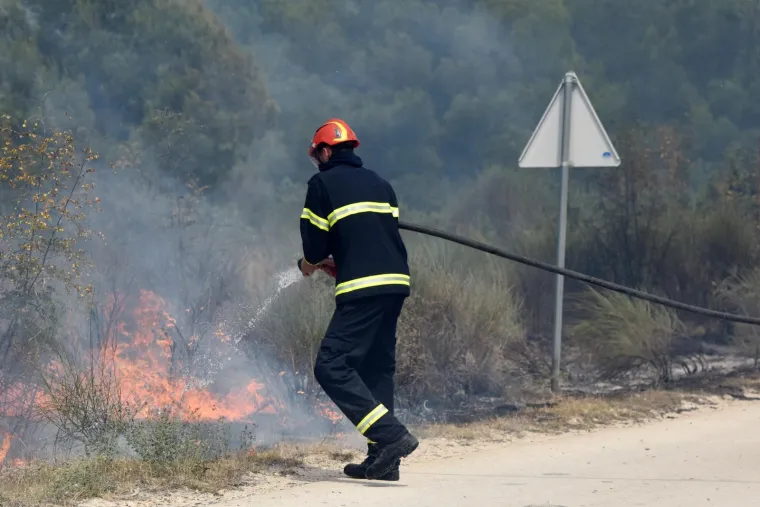 FOTO Izbio veliki požar kod &Scaron;ibenika: Vatrogascima pomažu tri kanadera i tri air tractora