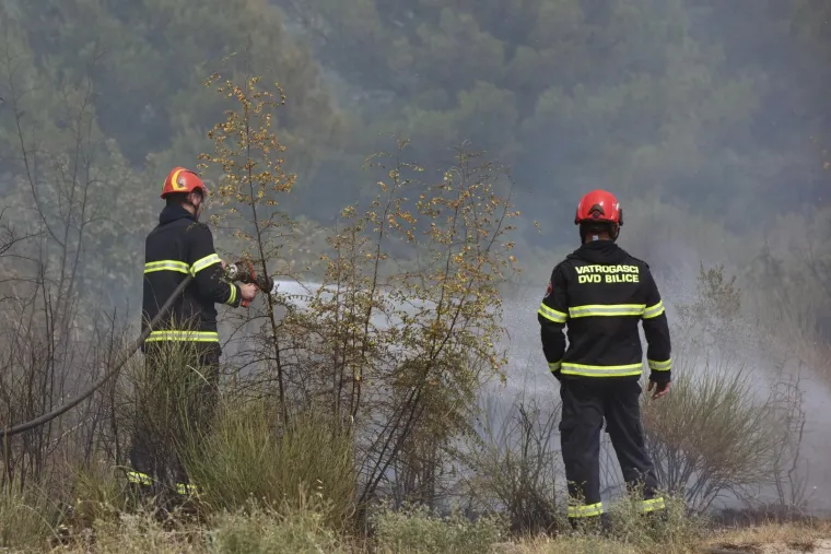 FOTO Izbio veliki požar kod &Scaron;ibenika: Vatrogascima pomažu tri kanadera i tri air tractora