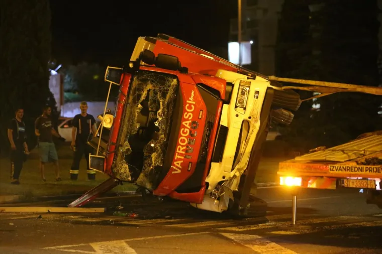Na vatrogasce koji su krenuli gasiti požar u centru Splita naletio pijani vozač, pro&scaron;ao i kroz crveno