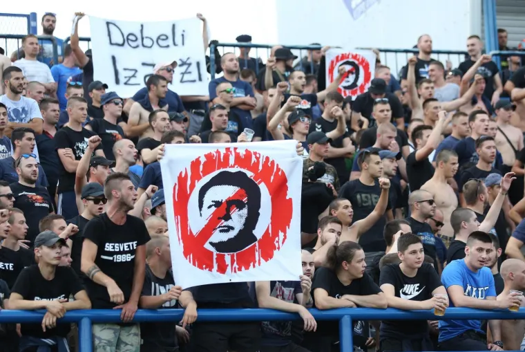 U susretu 2. kola Prve HNL Dinamo je u Koprivnici pobijedio Slaven Belupo s 3-0. Za vrijeme drugog poluvremena spustila se jaka kiša i pokvarila ugođaj. Međutim, ne i raspoloženje, euforičnost i emociju zagrebačkih ultrasa.