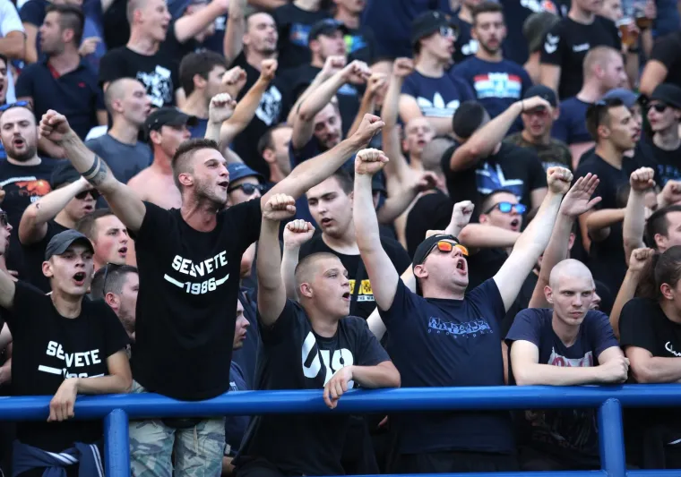 Bad Blue Boysi u dobrom su broju doputovali u Koprivnicu i dupkom napunili gostujući kavez, a pristalica plavih bilo je i na glavnoj tribini. Na dru&scaron;tvenim mrežama pojavila se informacija kako je oko 100 Boysa ostalo pred stadionom zbog, kako su to organizator i policija službeno istaknuli, "prenapučenosti gostujućeg kaveza".